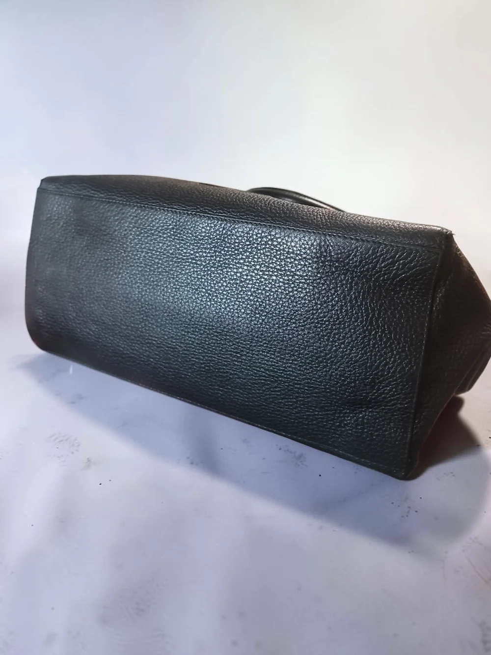 Tory Burch Bombe T East West Black Pebbled Leather Tote in EUC